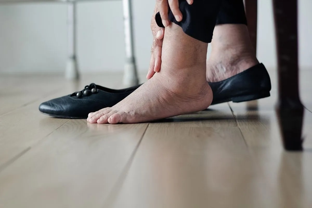 Swollen ankles at end of workday